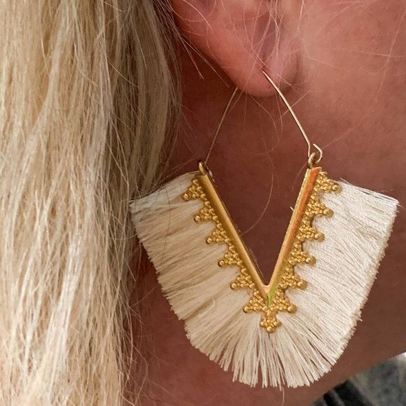 Hoop Earrings V-shaped Tassel Off-White 7cmx6.3cm - Picture 4 of 6